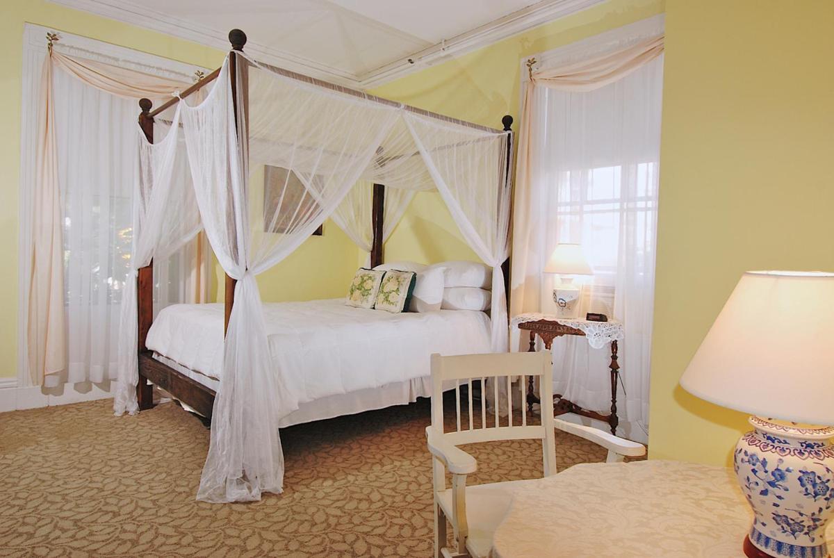 Yankee Peddler Inn Newport Room photo